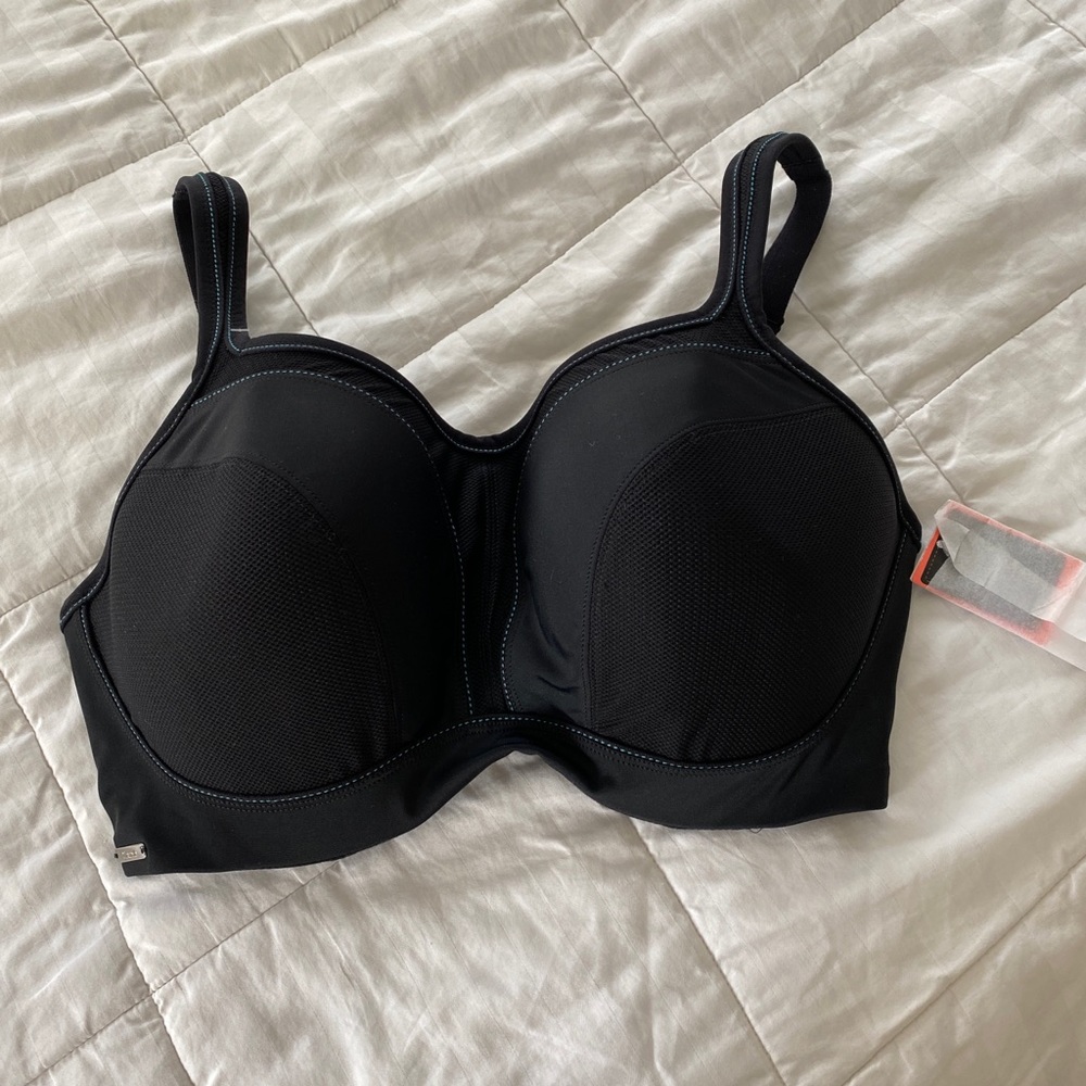 Chantelle sports bra
